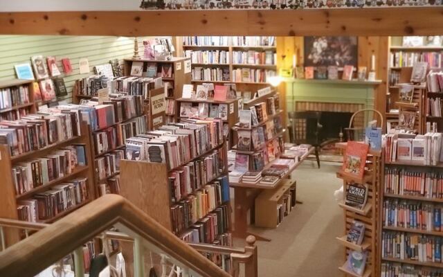 Fireside Book Shop In Chagrin Falls Is The Cozy Bookstore Ohio Readers Get Lost In All Fall