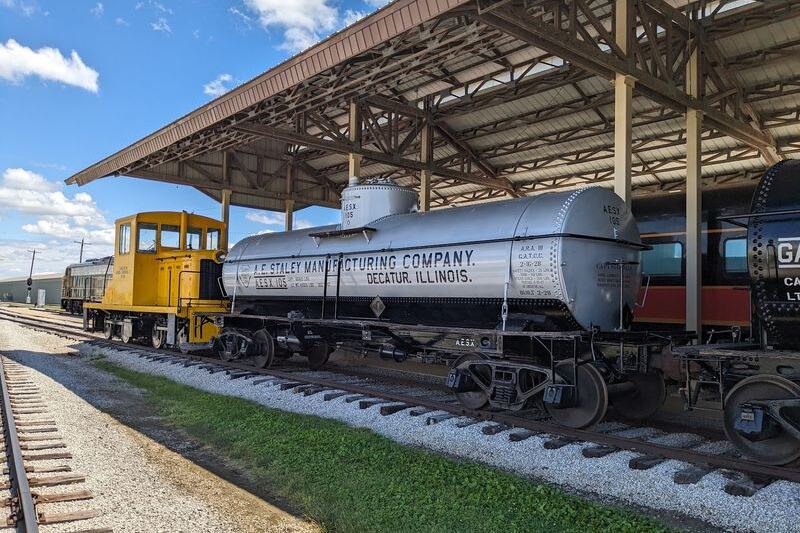 This Volunteer-Run Illinois Railroad Lets You Ride And Walk Through Fully Restored Vintage Train Cars