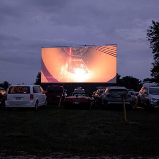 This Illinois Drive-In Still Brings Back The Perfect Old-Fashioned Summer Evening