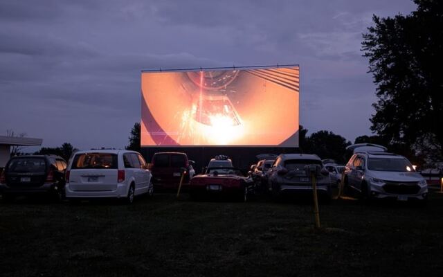 This Illinois Drive-In Still Brings Back The Perfect Old-Fashioned Summer Evening