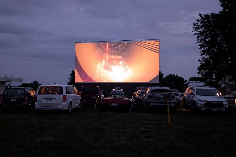 This Illinois Drive-In Still Brings Back The Perfect Old-Fashioned Summer Evening