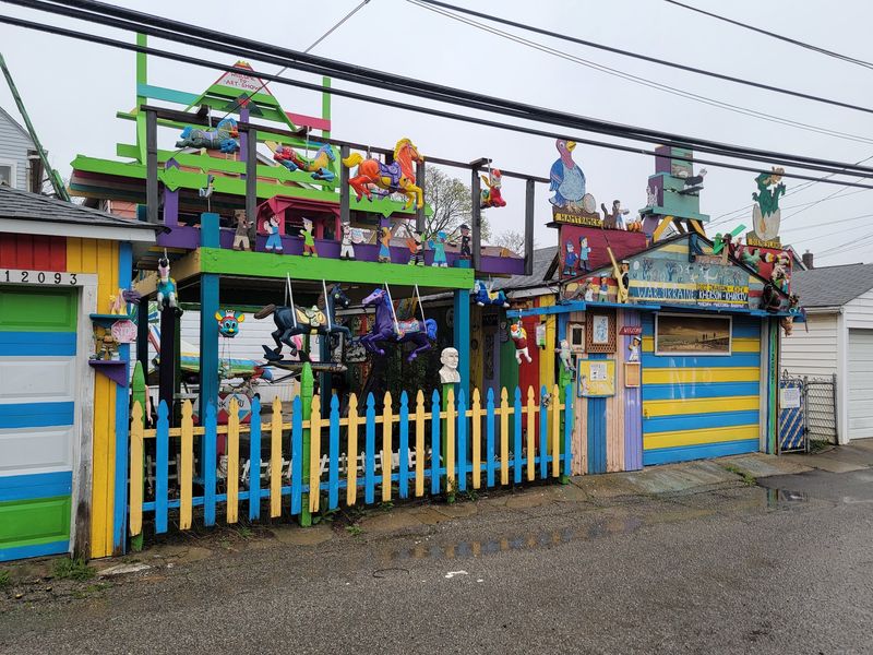 A Backyard Kingdom Off an Alley