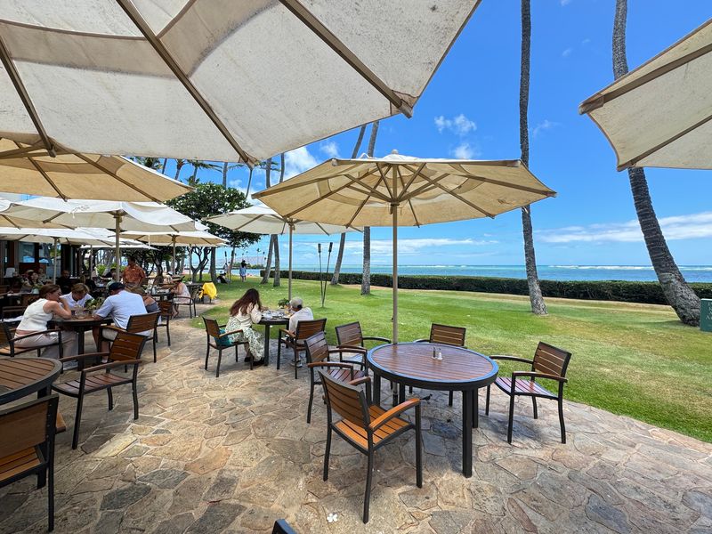 A Beachfront Table at the Kahala