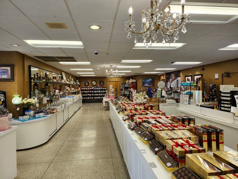 A Bright, Friendly Store For Browsers And Gift Hunters A Bright, Friendly Store For Browsers And Gift Hunters