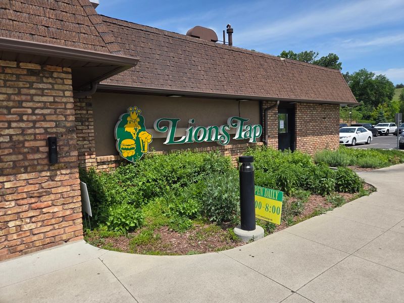 A Burger Landmark on Flying Cloud Drive A Burger Landmark on Flying Cloud Drive