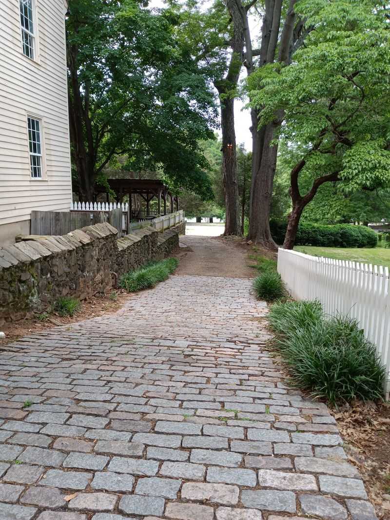 A Calm, Never-Touristy Mood for Families and History Lovers