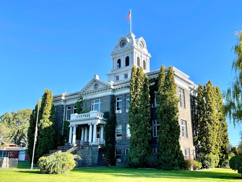 A Crook County Seat With Room to Breathe A Crook County Seat With Room to Breathe