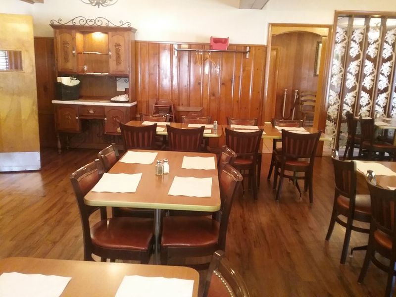 A Dining Room With Supper Club Style A Dining Room With Supper Club Style