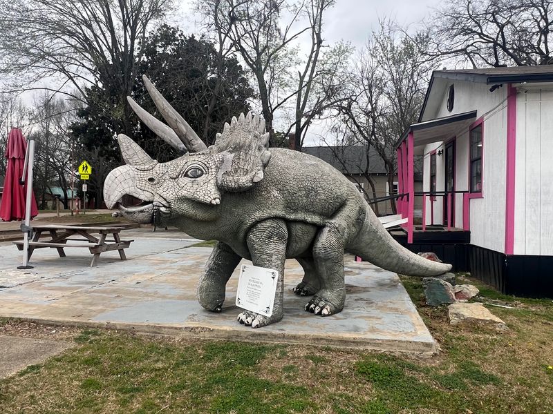 A Dinosaur-Guarded Stop on the Road to the Pines A Dinosaur-Guarded Stop on the Road to the Pines
