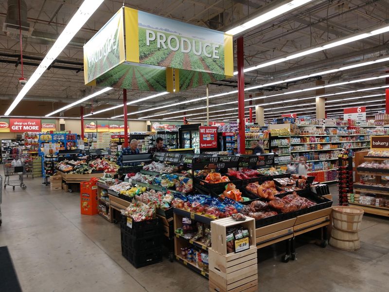 A Discount Market on Lemmon Drive