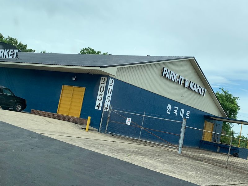 A Fort Campbell Boulevard Market That Feeds You Before Checkout