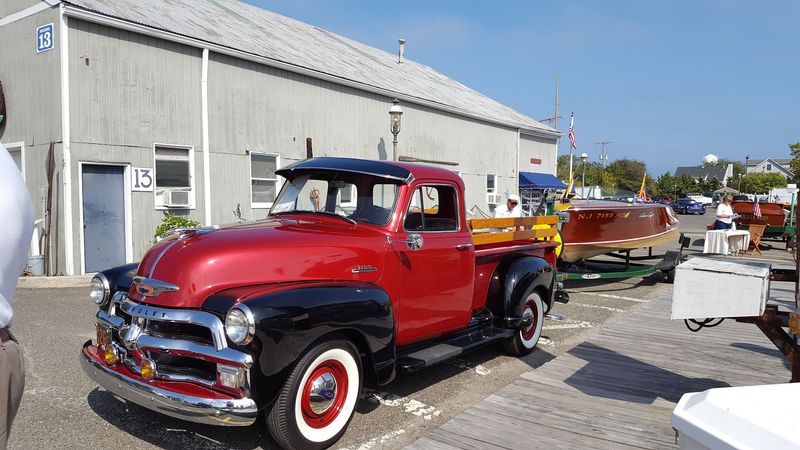 A Free Car Museum Sitting Quietly by the Water A Free Car Museum Sitting Quietly by the Water