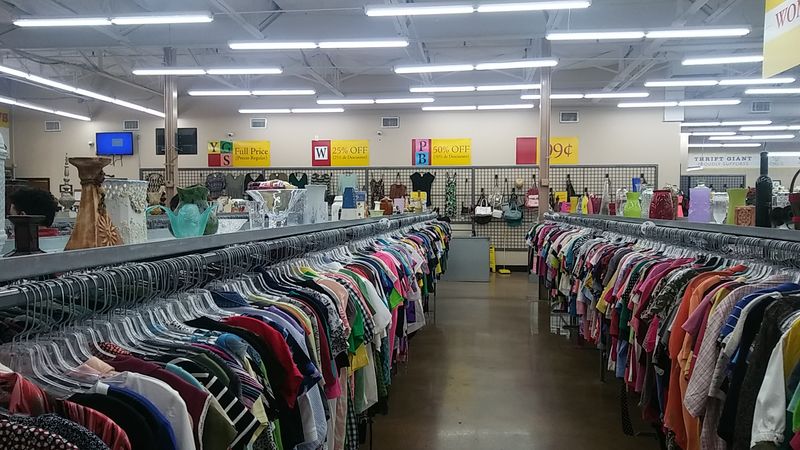 A Giant Secondhand Stop on East Northwest Highway