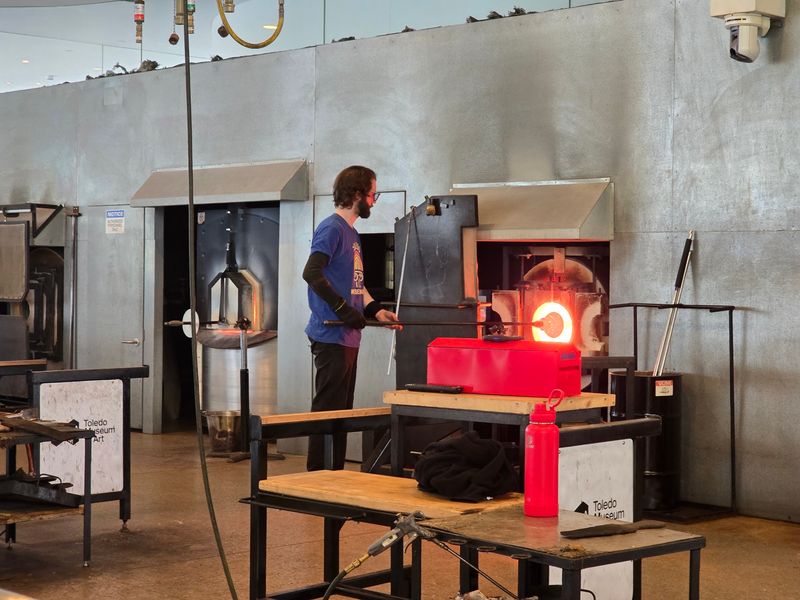 A Glass Building That Teaches Glassmaking in Real Time A Glass Building That Teaches Glassmaking in Real Time