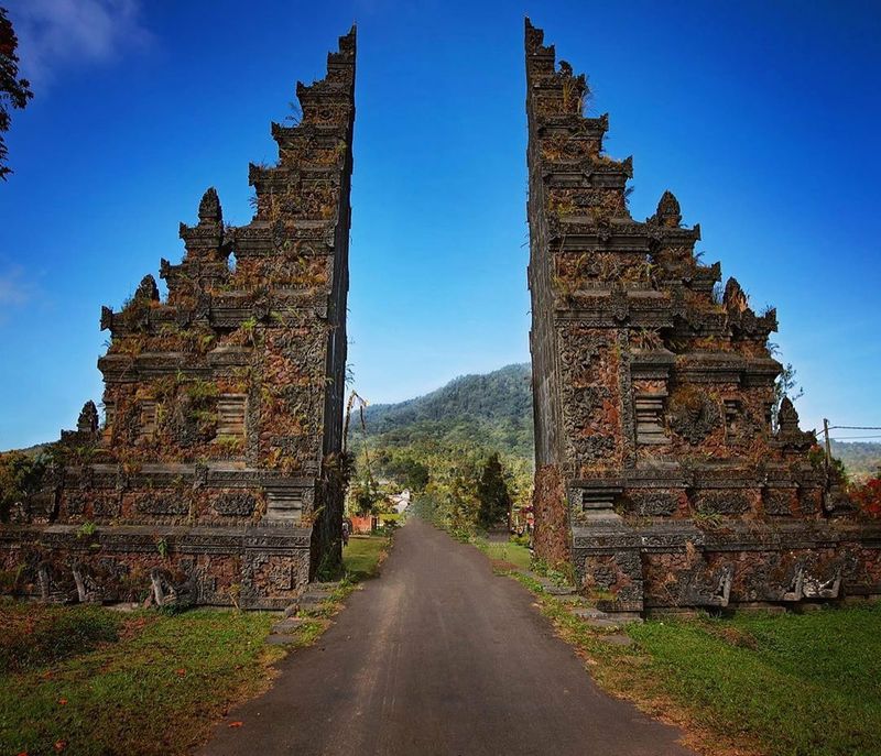A Golf Club Gate in Temple Clothing A Golf Club Gate in Temple Clothing