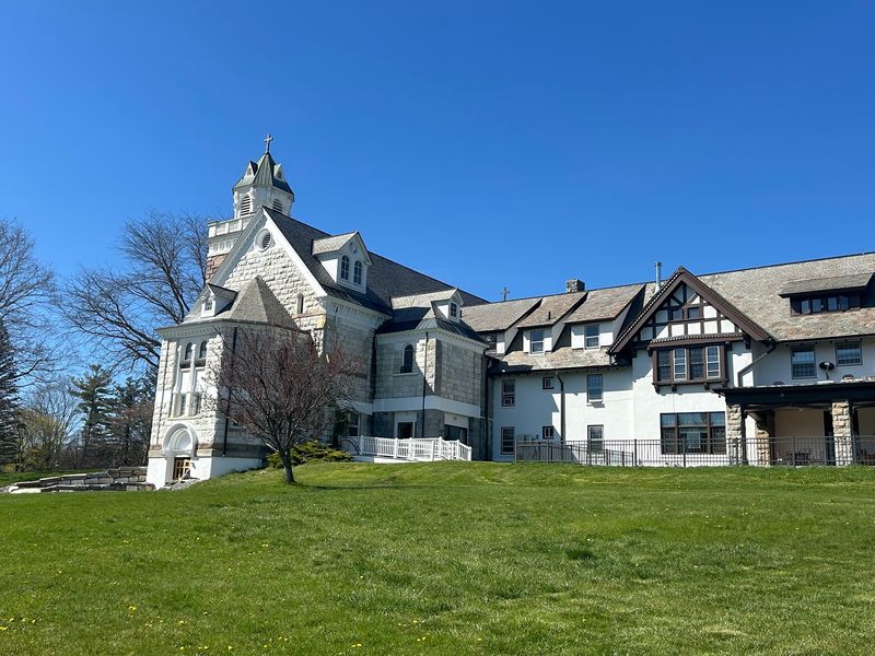 A Hilltop Sanctuary in the Berkshires A Hilltop Sanctuary in the Berkshires