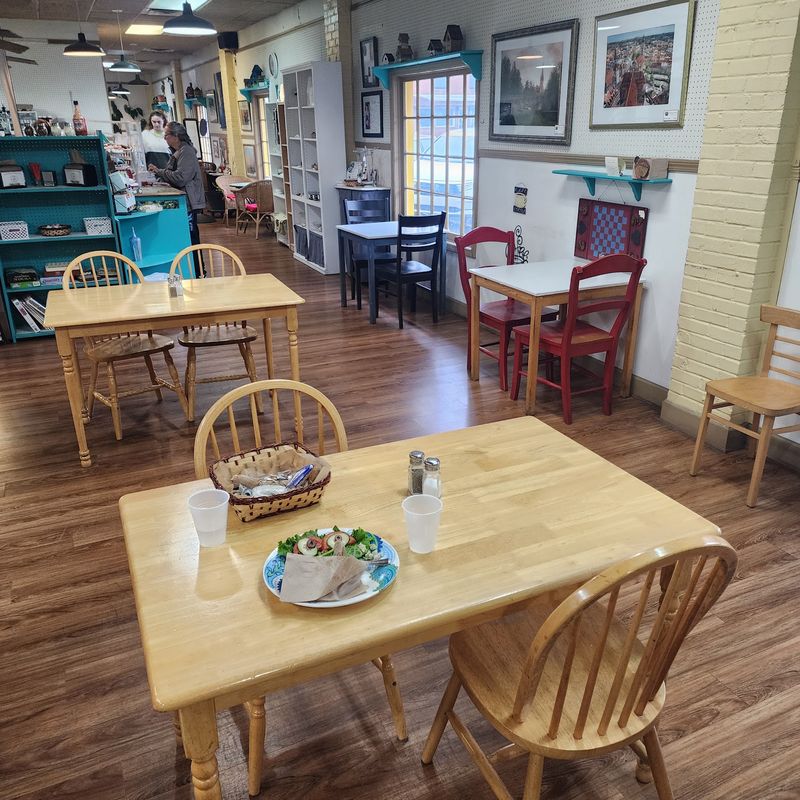 A Homey Spot for Families and Friends A Homey Spot for Families and Friends