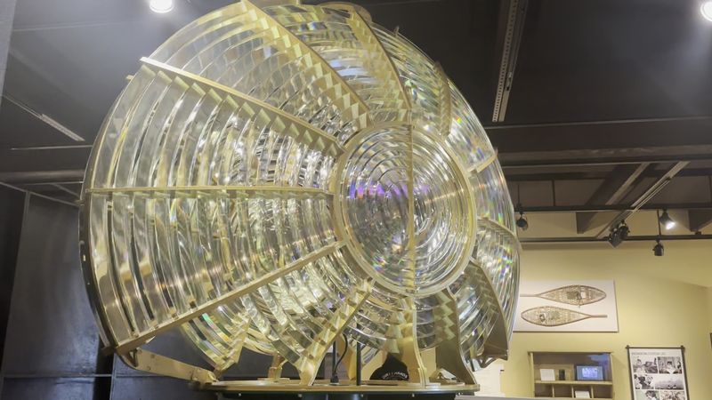 A Lens That Floats On Liquid Mercury