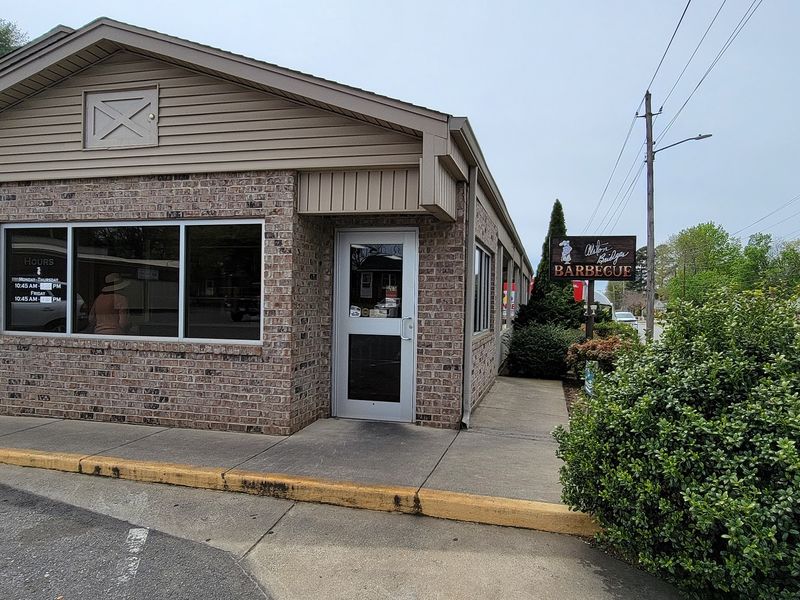 A Low-Key Barbecue Stop on Grover Street A Low-Key Barbecue Stop on Grover Street