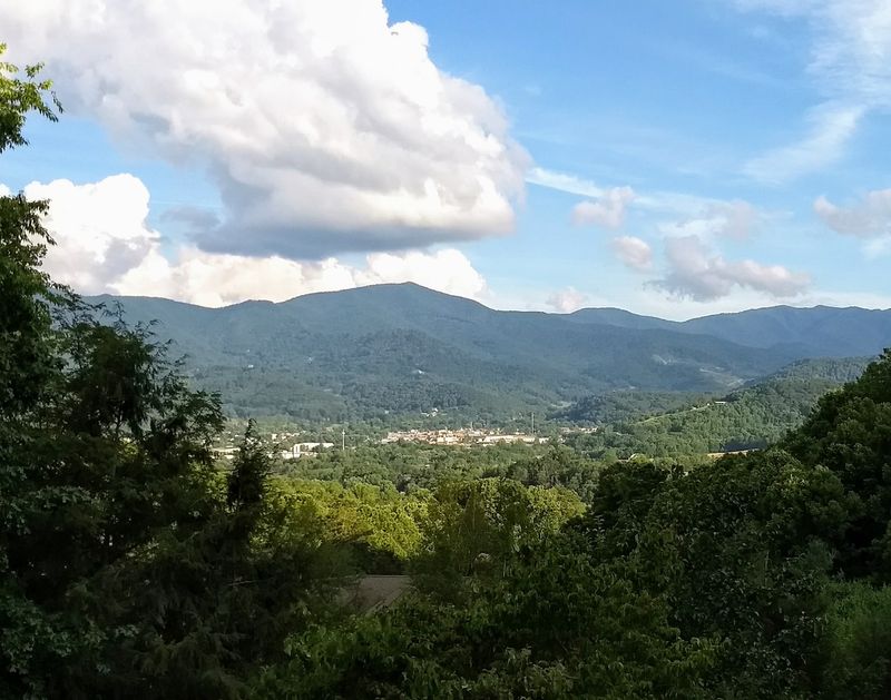 A Mountain Town Between Two Famous Ranges A Mountain Town Between Two Famous Ranges