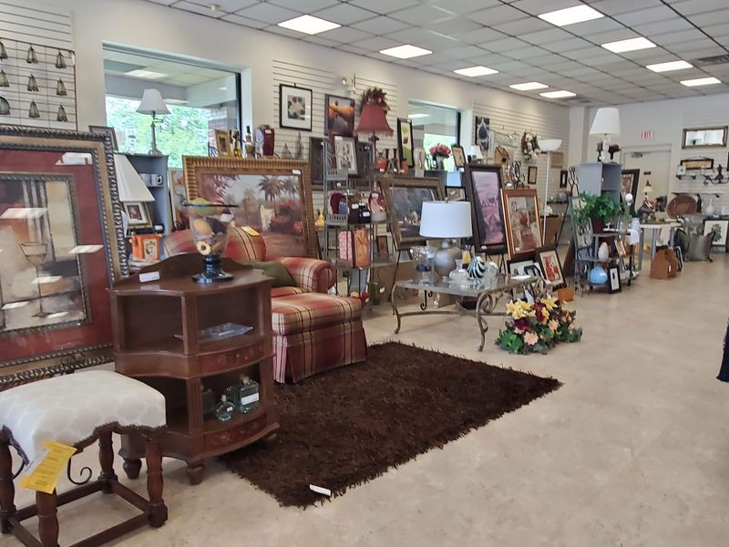 A Resale Shop Built For Slow Browsing A Resale Shop Built For Slow Browsing