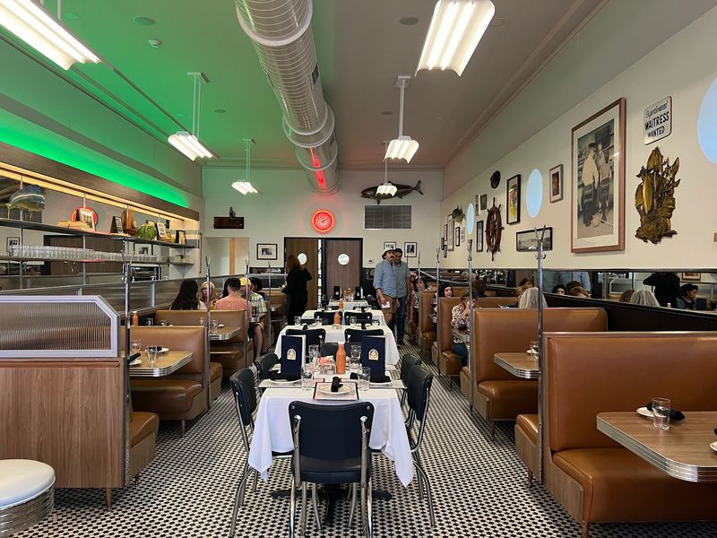 A Retro Dining Room With a Fresh Look A Retro Dining Room With a Fresh Look