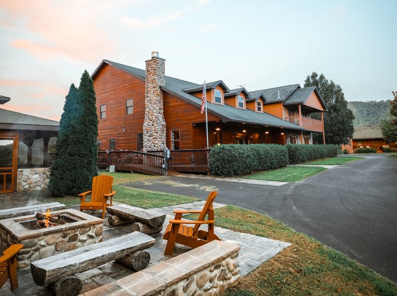 A Ridge-Top Lodge Outside Sevierville A Ridge-Top Lodge Outside Sevierville
