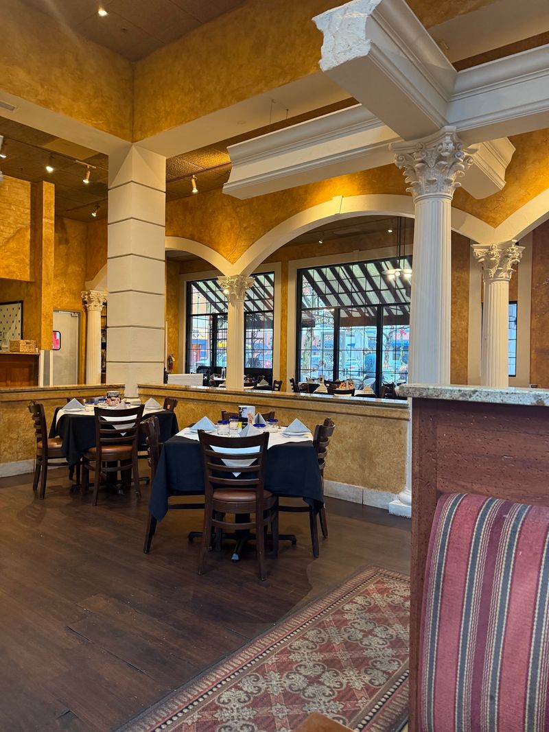 A Roman-Style Dining Room at Zona Rosa