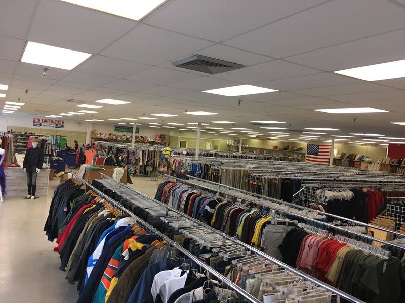 A Roomy Bargain Hub on Bradenton's 14th Street West A Roomy Bargain Hub on Bradenton's 14th Street West