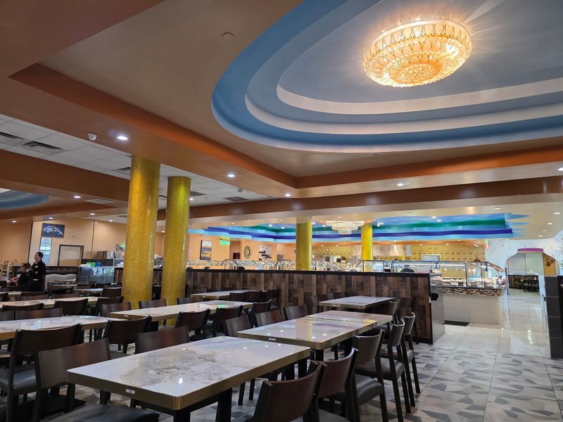 A Spacious, Easygoing Dining Room