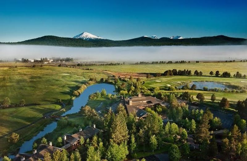 A Sprawling Retreat Along the Deschutes