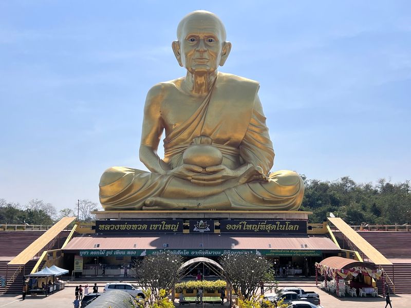 A Statue That Towers Over Everything A Statue That Towers Over Everything
