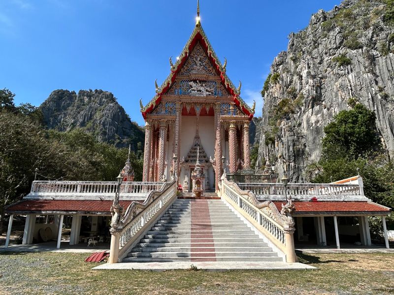 A Temple That Steals the Scenery A Temple That Steals the Scenery