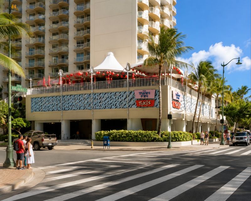 A Third-Floor Perch on Kalakaua Avenue A Third-Floor Perch on Kalakaua Avenue