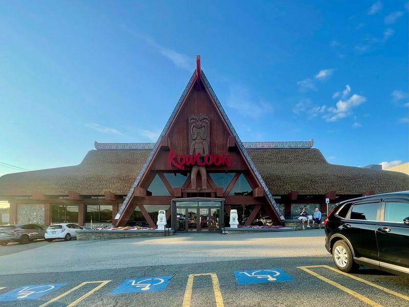 A Tiki Landmark on Route 1