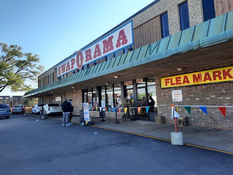 A Weekend Market on Lake Street