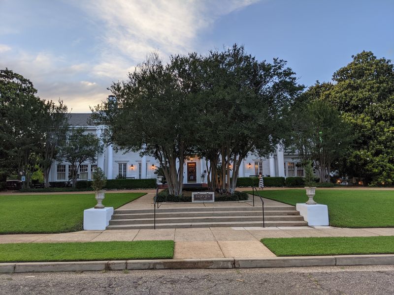A White House With Old Southern Poise