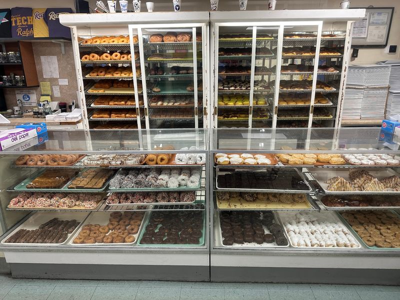 An Early-Bird Donut Counter in the Heart of Cookeville An Early-Bird Donut Counter in the Heart of Cookeville