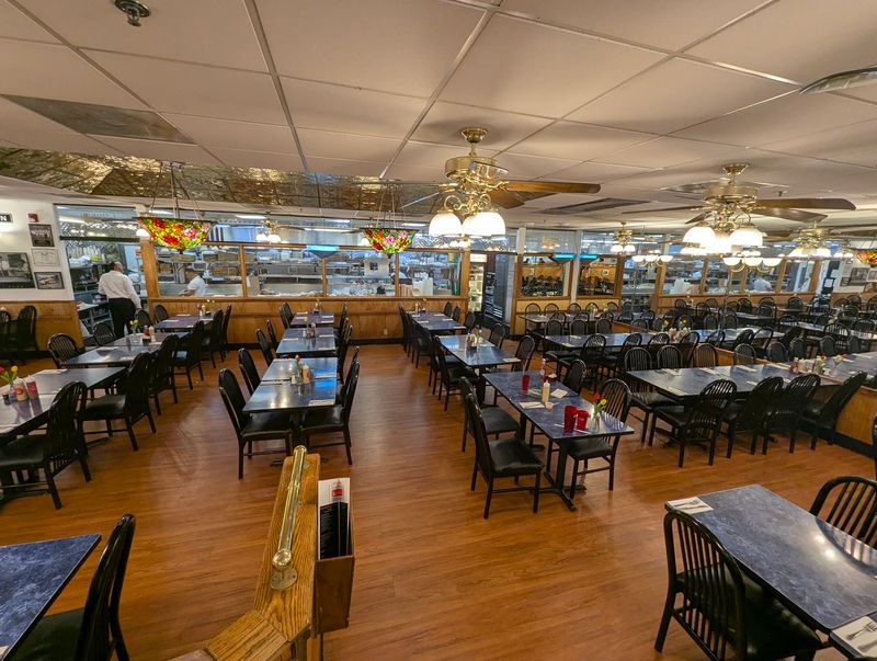 An Edison Deli With Its Own Following