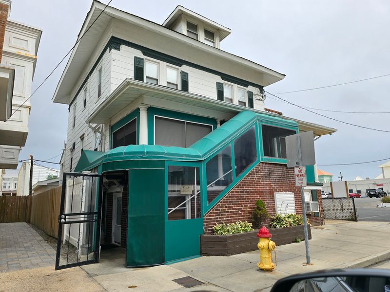 An Old-School Hideaway Just Off the Boardwalk Bustle