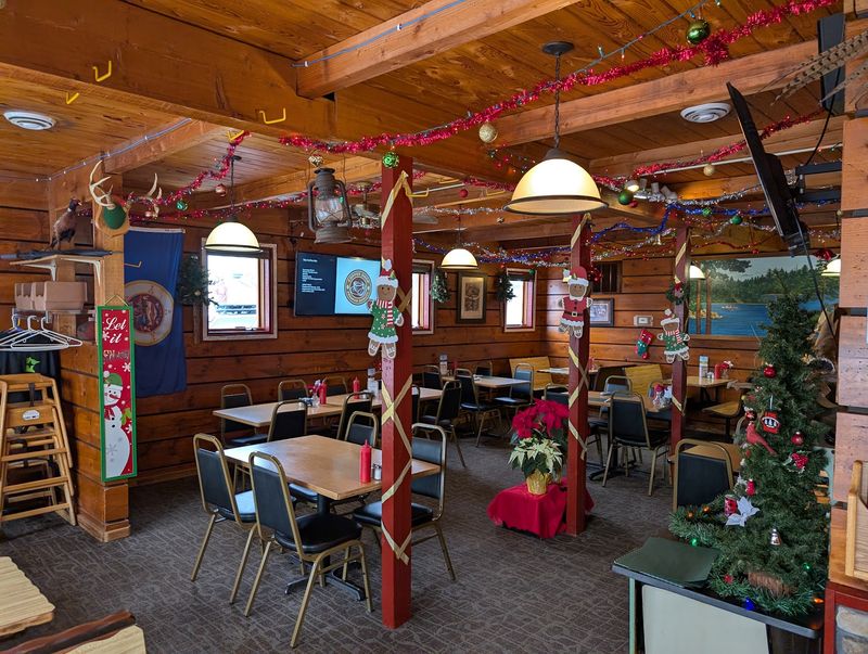 Antiques, Pine, and Small-Town Warmth Antiques, Pine, and Small-Town Warmth