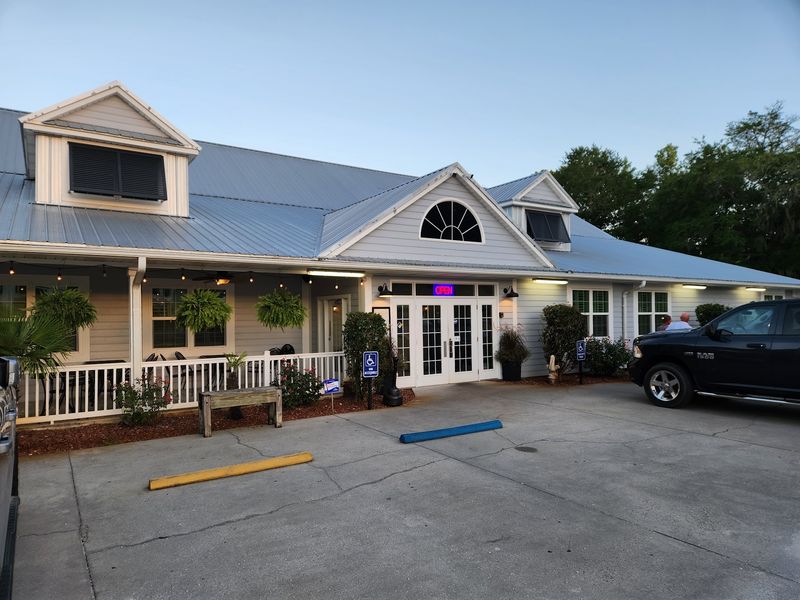 Atmosphere for Families, Groups, and Bar Regulars Atmosphere for Families, Groups, and Bar Regulars