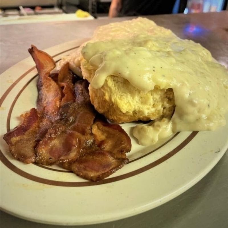 Biscuits and Gravy With Serious Heat Biscuits and Gravy With Serious Heat