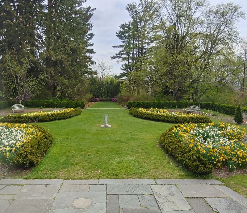 Botanical Gardens at the Manor's Side Botanical Gardens at the Manor's Side