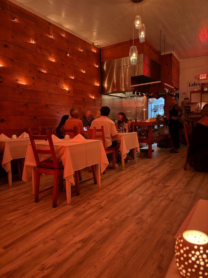 Candlelight, Close Tables, and a Cozy Room Candlelight, Close Tables, and a Cozy Room