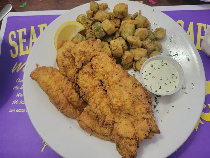 Catfish, Grouper and Po'boys Worth the Napkins Catfish, Grouper and Po'boys Worth the Napkins