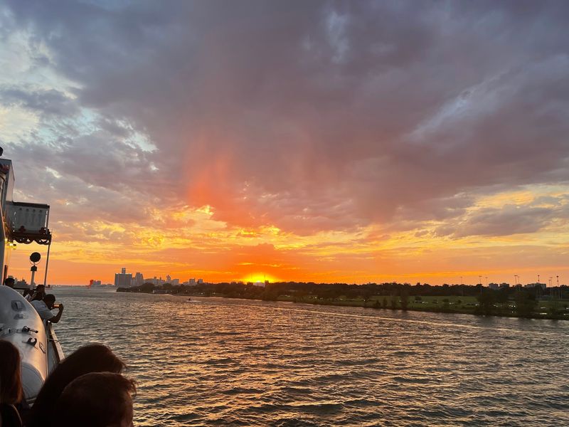 Choosing Between Lunch and Sunset Cruises Choosing Between Lunch and Sunset Cruises