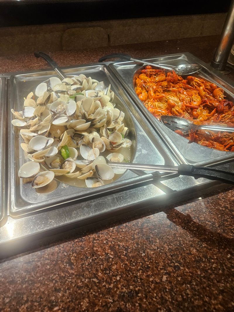 Clams, Mussels, and a Busy Refill Crew Clams, Mussels, and a Busy Refill Crew