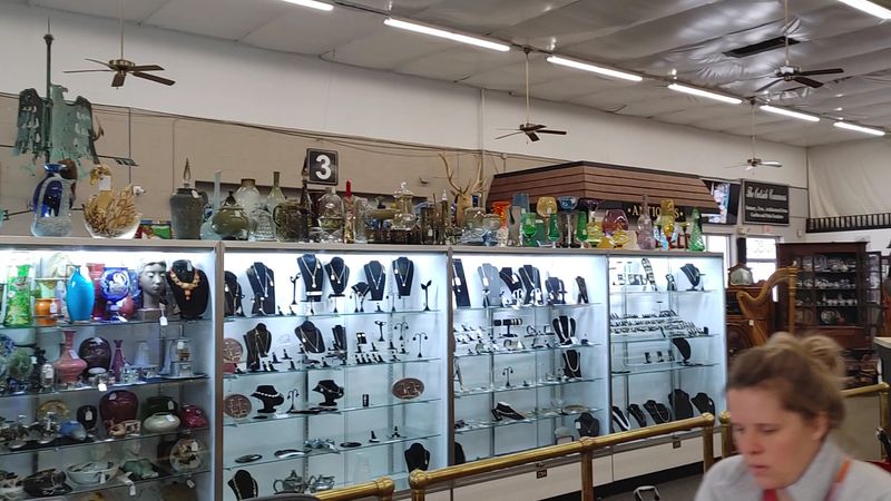 Clocks, Jewelry, and Museum-Quality Finds Clocks, Jewelry, and Museum-Quality Finds