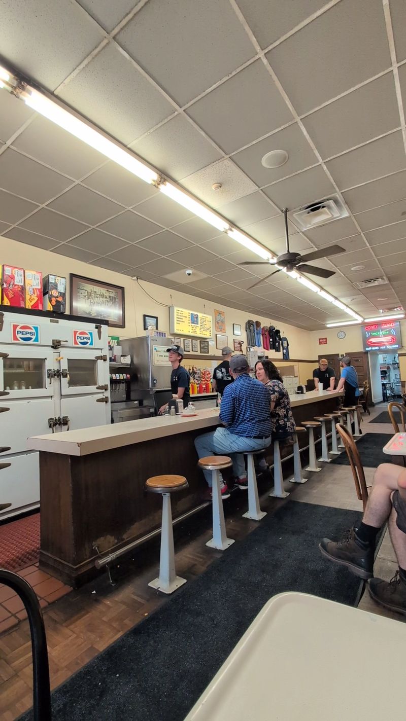 Counter Seats and a Crew That Moves Fast Counter Seats and a Crew That Moves Fast